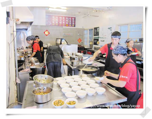 【美食】台南小吃怎麼會那麼美味?人客好多的矮仔成蝦仁飯。