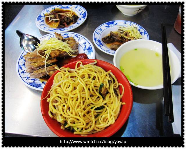 【美食】人氣夯夯夯的排隊美食-高雄米糕城&金城鴨肉麵。