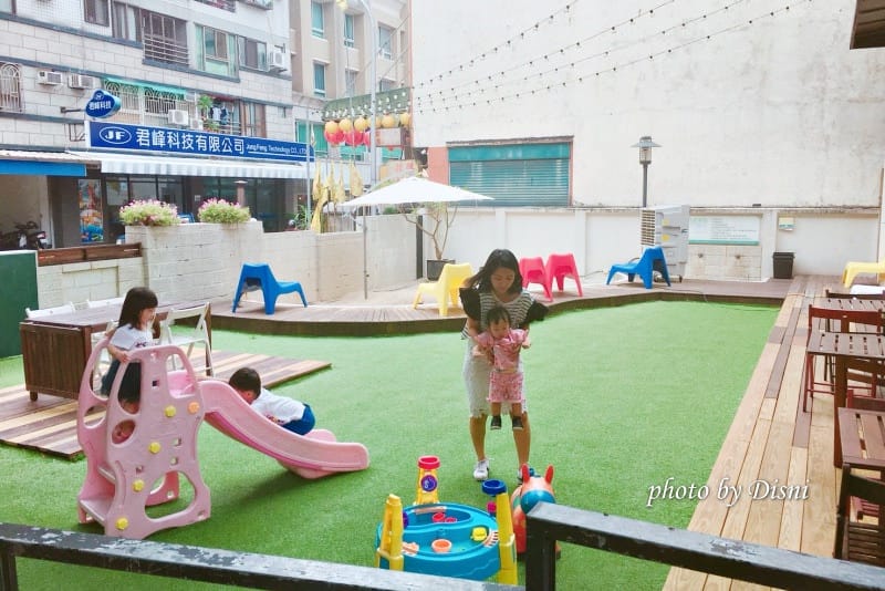 【台中親子餐廳】稞枓咖啡廚房熱門親子餐廳推薦,溜滑梯、沙坑、戶外遊戲區、室內遊戲區 - 第4張圖 1-3