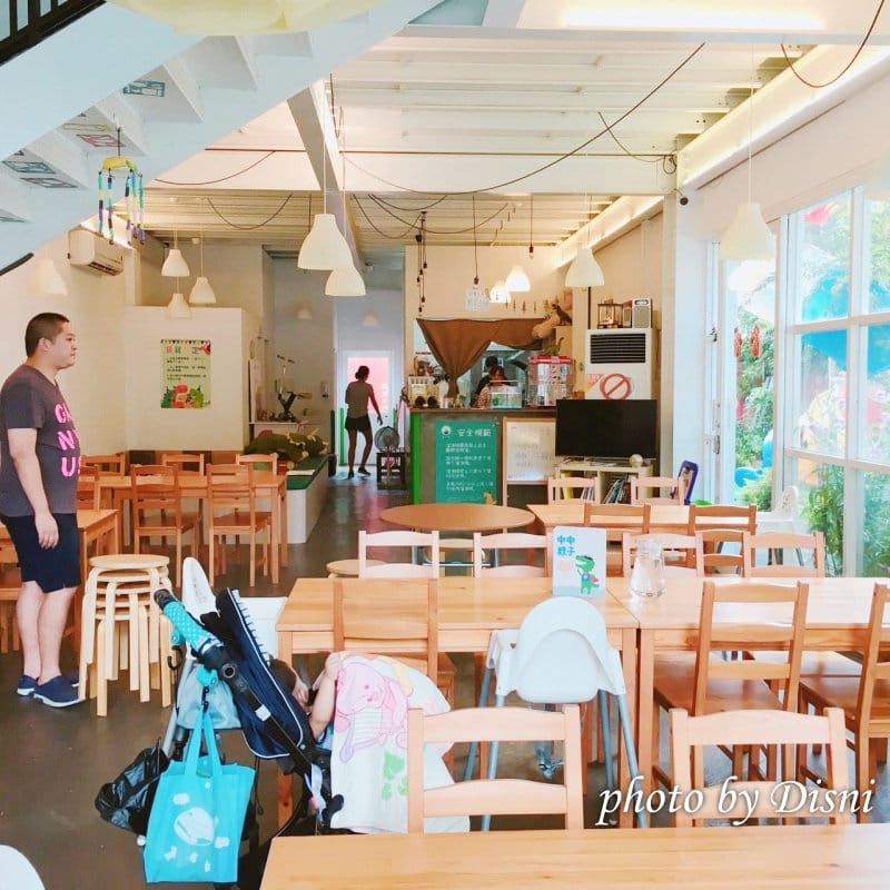 【台中親子餐廳】Middlemiddle 中中親子樂園寬敞遊戲區且服務親切,大型溜滑梯 x 分齡 x 遊戲玩具多照片分享/menu/菜單/價格/價位表 - 第3張圖 1-2