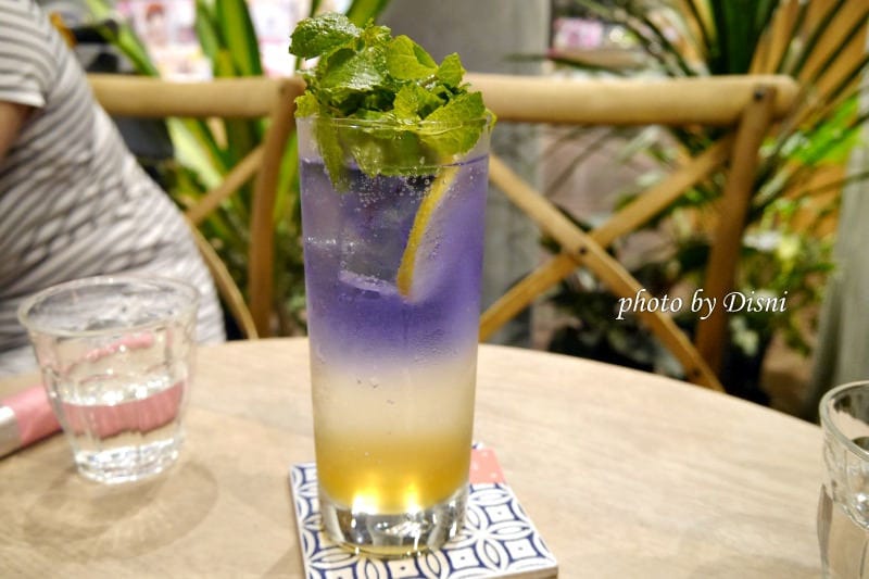 【台中東區美食】那個那個咖啡台中秀泰站前店推薦好去處,位在小書房內的文青咖啡廳 - 第7張圖 1-6
