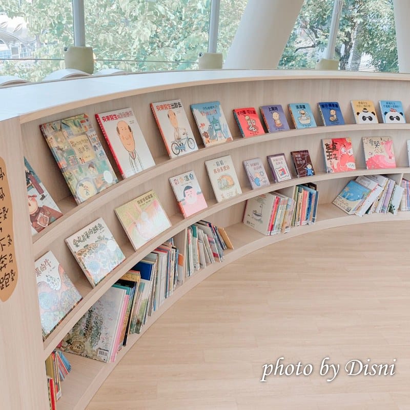 台中免費親子好去處:童書圖書館、眾多熱門玩具、超大型廚房及菜市場仿真食材,質感好、人員親切、環境美又舒服 - 第17張圖 2-1 S__164945957