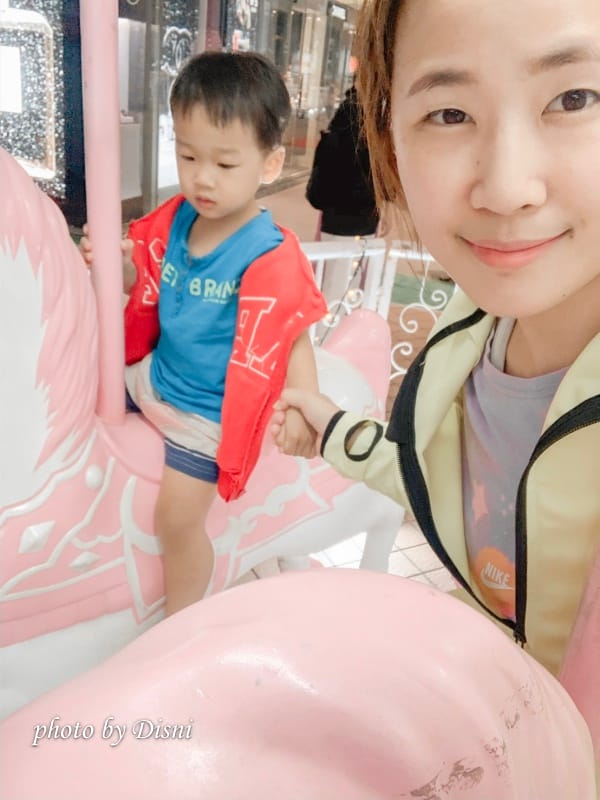 【台北親子景點】超夢幻粉紅樂園天母已經開始有聖誕節氣息囉邊玩邊吃美食邊逛街 旋轉木馬/摩天輪/咖啡杯 - 第12張圖 2-3