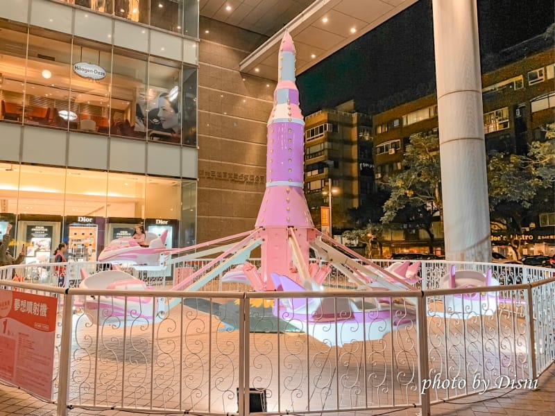 【台北親子景點】超夢幻粉紅樂園天母已經開始有聖誕節氣息囉邊玩邊吃美食邊逛街 旋轉木馬/摩天輪/咖啡杯 - 第4張圖 1-4