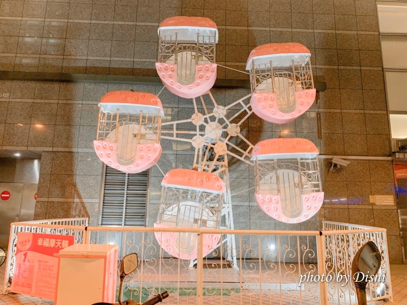 【台北親子景點】超夢幻粉紅樂園天母已經開始有聖誕節氣息囉邊玩邊吃美食邊逛街 旋轉木馬/摩天輪/咖啡杯 - 第9張圖 1-9