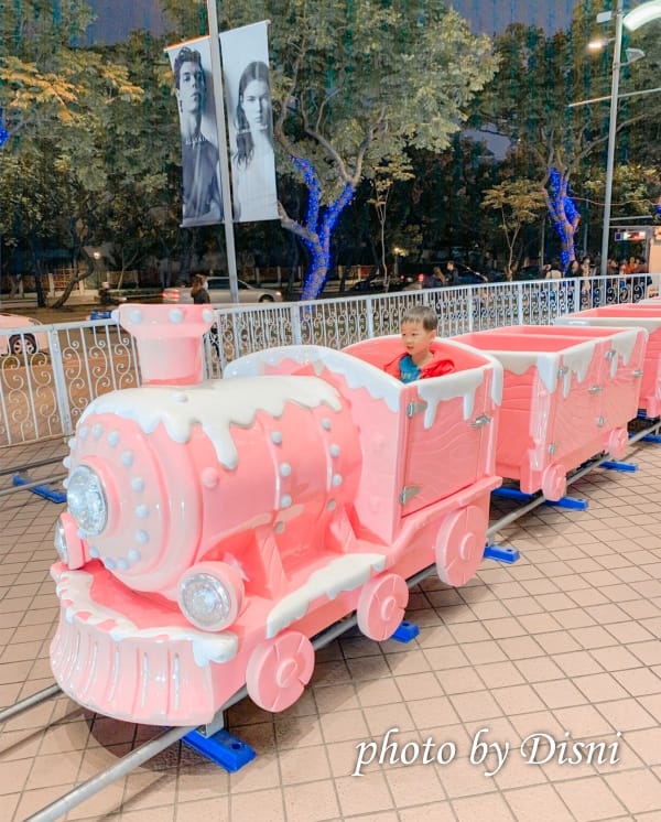 【台北親子景點】超夢幻粉紅樂園天母已經開始有聖誕節氣息囉邊玩邊吃美食邊逛街 旋轉木馬/摩天輪/咖啡杯 - 第15張圖 2-6