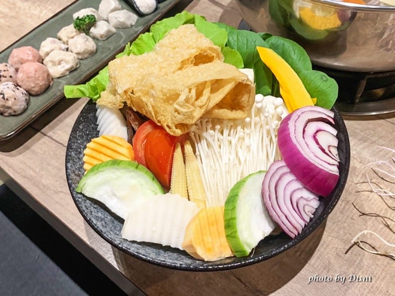 【台中北屯美食】深紅汕頭鍋物二訪的超好吃火鍋推薦,四人套餐海鮮肉盤大爆炸IG打卡/菜單 - 第8張圖 S__250953748_batch1