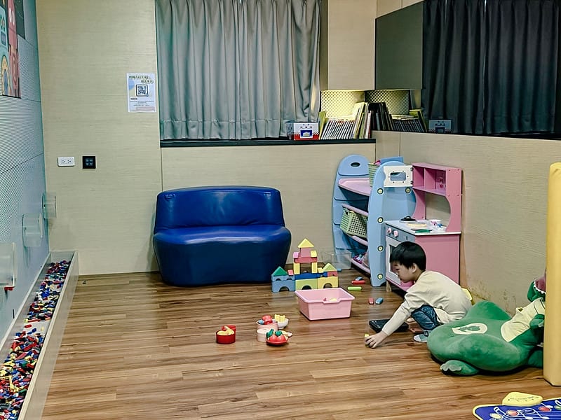 【高雄親子民宿】宮賞藝術大飯店主題設計親子房、多元遊戲室,沙坑、球池、溜滑梯、桌遊親子/家庭 - 第33張圖 1-5 IMG_3766