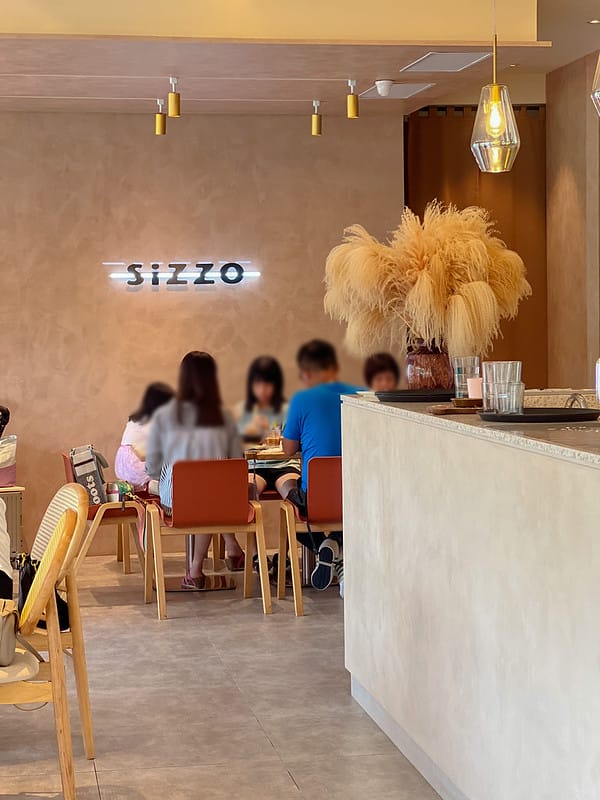 【台中西屯美食】SiZZO 款款好食中科超質感落地窗景早午餐,潛立方旁 可以看到潛水 - 第4張圖 1-2 IMG_1609
