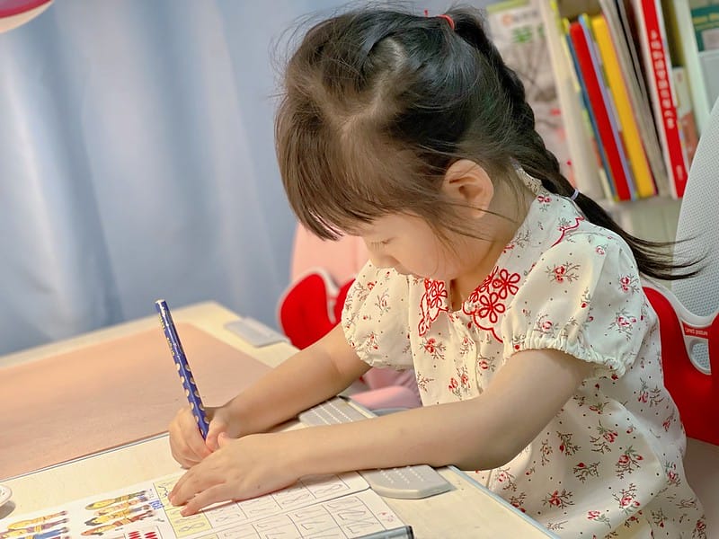 【幼童用品】成長天地 90公分兒童成長書桌 3-18歲升降桌椅組,超質感美型推薦另有旋轉書櫃 - 第37張圖 3-4 IMG_0450