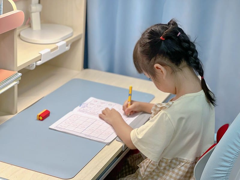 【幼童用品】成長天地 90公分兒童成長書桌 3-18歲升降桌椅組,超質感美型推薦另有旋轉書櫃 - 第4張圖 1-3 IMG_0446