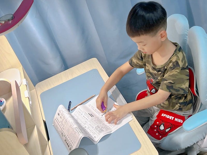 【幼童用品】成長天地 90公分兒童成長書桌 3-18歲升降桌椅組,超質感美型推薦另有旋轉書櫃 - 第5張圖 1-4 IMG_0442