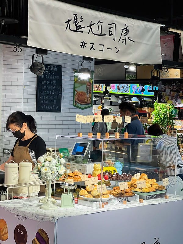 【台中西區美食】尷尬司康金典綠園道第六市場,人氣排隊美食 草莓季 限量IG打卡/菜單 - 第4張圖 1-3 _IMG_2103