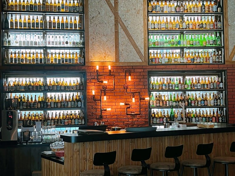 【台中西區美食】 ABV Bar & Kitchen 地中海餐酒館超棒氣氛運動餐廳,整櫃各國風味啤酒IG打卡/菜單 - 第4張圖 1-3 F_IMG_6751