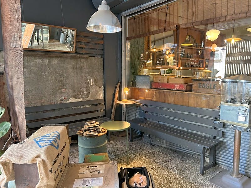 【台中西區美食】岟川咖啡特色計時咖啡廳,特色老宅下午茶 復古老物IG打卡/菜單 - 第3張圖 1-1 F_IMG_1816
