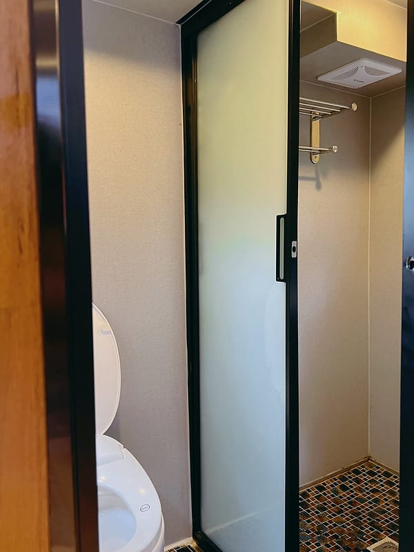 【苗栗南庄住宿】蘇維拉莊園超可愛蘑菇屋、天空列車、樹屋 豪華露營,恐龍溜滑梯、園區好拍好玩IG打卡 - 第10張圖 1-3 F_IMG_4393