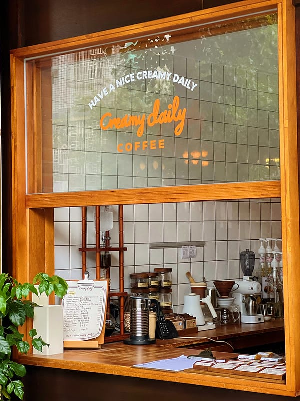 【台中南屯美食】CREAMY DAILY CAFE超可愛韓系咖啡廳,下午茶軟餅乾 豐樂公園櫥窗IG打卡/菜單 - 第3張圖 1-1 F_IMG_6812