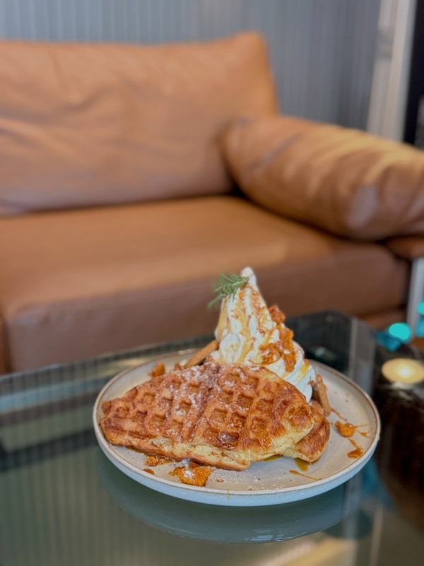 【桃園美食】CAFE STAY║質感玻璃咖啡廳，熱壓可頌/咖啡 推薦❤