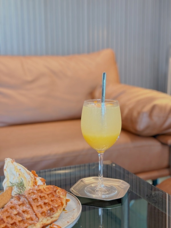 【桃園美食】CAFE STAY║質感玻璃咖啡廳，熱壓可頌/咖啡 推薦❤