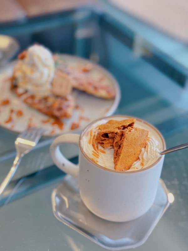 【桃園美食】CAFE STAY║質感玻璃咖啡廳，熱壓可頌/咖啡 推薦❤