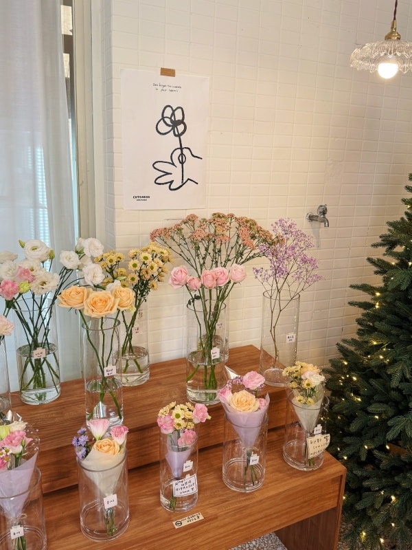 【台中美食】Cuteness Overload 鮮花咖啡║韓系質感甜點/吐司/熊熊瑪德蓮❤
